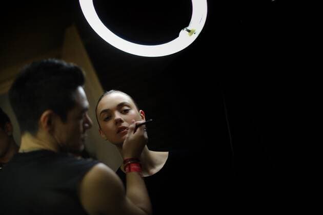 Models prepare on backstage before going out to the runway during the second day of the Mexico Mercedes-Benz Fashion Week, in Mexico City, Mexico, 08 October 2019. Mexico Mercedes-Benz Fashion Week !ACHTUNG: NUR REDAKTIONELLE NUTZUNG!  Copyright: xSáshenkaxGutiérrezx AME7133 20191009-637061879438553443