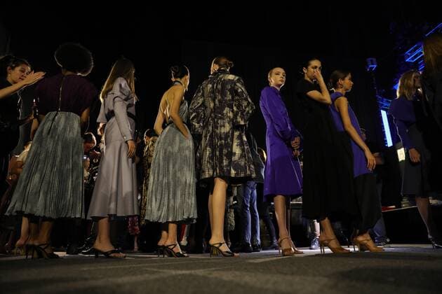 Models prepare on backstage before going out to the runway during the second day of the Mexico Mercedes-Benz Fashion Week, in Mexico City, Mexico, 08 October 2019. Mexico Mercedes-Benz Fashion Week !ACHTUNG: NUR REDAKTIONELLE NUTZUNG!  Copyright: xSáshenkaxGutiérrezx AME7144 20191009-637061879472631810