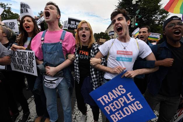 News Bilder des Tages October 8, 2019, Washington, District of Columbia, USA: Protesters blocked the street in an act of civil disobedience at an LGBTQ rights rally as the Supreme Court is scheduled to hear three cases about whether it is legal to fire workers because of their sexual orientation or gender identity. Lower courts have split and the Trump administration argues that Title VII of the Civil Rights Act does not provide such protections. The transgender case is especially noteworthy because it represents the first civil rights case concerning transgender individuals that the Supreme Court has ever heard. The case could have broader implications when it comes to the areas of housing and education. Washington USA - ZUMAg208 20191008_zap_g208_032 Copyright: xCarolxGuzyx