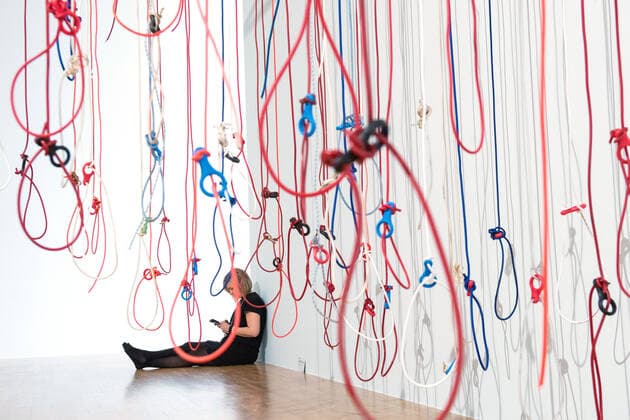 Bilder des Jahres 2019, Entertainment 10 Oktober Entertainment Themen der Woche KW41 Vom 11. Oktober bis zum 26. Januar 2020 widmet das Museum Angewandte Kunst in Frankfurt am Main seine gesamte Ausstellungsflaeche Norwegen, dem diesjaehrigen Ehrengast der Buchmesse. (Foto vom 09.10.19: Die Kuenstlerin Maret Anne Sara vor ihrer Installation Lassos von Sami-Rentierhirten ) Als House auf Norway versammele es herausragende Positionen aus Kunst, Design, Kunsthandwerk und Architektur, sagte Direktor Matthias Wagner K am Mittwoch. Insgesamt seien 250 Werke zu sehen, darunter auch 24 Kurzfilme. Ein Highlight der Schau bildeten noch nie gezeigte Zeichnungen und Gedichte von Edvard Munch (1863-1944). Zu entdecken gebe es außerdem Werke von zeitgenoessischen Kuenstlerinnen und Kuenstlern wie Frank Ekeberg, Per Heimly oder Ingrid Torvund. (Siehe epd-Meldung vom 09.10.2019) Frankfurter Kunstmuseum wird zum House of Norway *** Fr Copyright: epd-bild HeikexLyding EDITORIAL USE ONLY