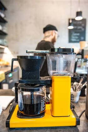IMAGO Creative: Haushaltsgeräte - Kaffeemaschine Das Cafe La Maison in Berlin Kreuzberg. Mitbegründer Nate. La Maison Paul-Lincke-Ufer 17, *** The Cafe La Maison in Berlin Kreuzberg co-founder Nate La Maison Paul Lincke Ufer 17,
