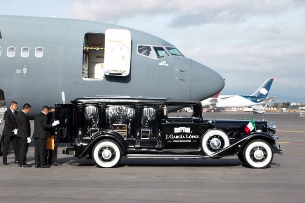 Workers move the coffin with the remains of Jose Jose to a car of the J. García López funeral home at the Benito Juarez International Airport in Mexico City, Mexico, 09 October 2019. Two of the sons of the late singer Jose Jose accompanied him in silence on his last flight from Miami to Mexico City, where he receives today a tribute at the Palacio de Bellas Artes, the place where the greatest of Mexican culture are honored. Jose Jose s last trip to Mexico !ACHTUNG: NUR REDAKTIONELLE NUTZUNG!  Copyright: xMadlaxHarzx MEX5186 20191009-637062441976872383