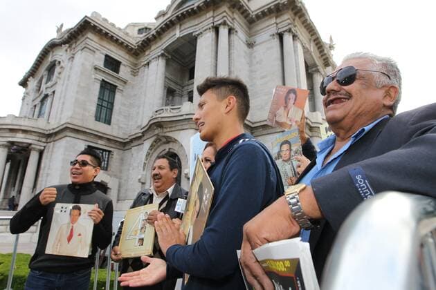A crowd of fans of the Mexican singer Jose Jose awaits the arrival of his ashes in the vicinity of the Palacio de Bellas Artes, in Mexico City, Mexico, 09 October 2019. Classics of Mexican popular music such as Estrellita , Only Once or El Triste , popularized by Jose Jose himself, will brighten up the tribute Wednesday to the recently deceased artist at the Palacio de Bellas Artes in Mexico City. Mexican popular music classics will liven up the last goodbye to Jose Jose !ACHTUNG: NUR REDAKTIONELLE NUTZUNG!  Copyright: xMarioxGuzmanx MEX5156 20191009-637062443910935758