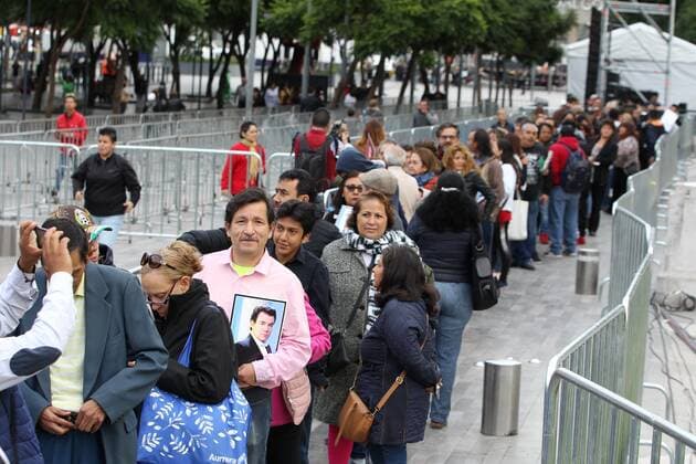 A crowd of fans of the Mexican singer Jose Jose awaits the arrival of his ashes in the vicinity of the Palacio de Bellas Artes, in Mexico City, Mexico, 09 October 2019. Classics of Mexican popular music such as Estrellita , Only Once or El Triste , popularized by Jose Jose himself, will brighten up the tribute Wednesday to the recently deceased artist at the Palacio de Bellas Artes in Mexico City. Mexican popular music classics will liven up the last goodbye to Jose Jose !ACHTUNG: NUR REDAKTIONELLE NUTZUNG!  Copyright: xMarioxGuzmanx MEX5158 20191009-637062443922966778