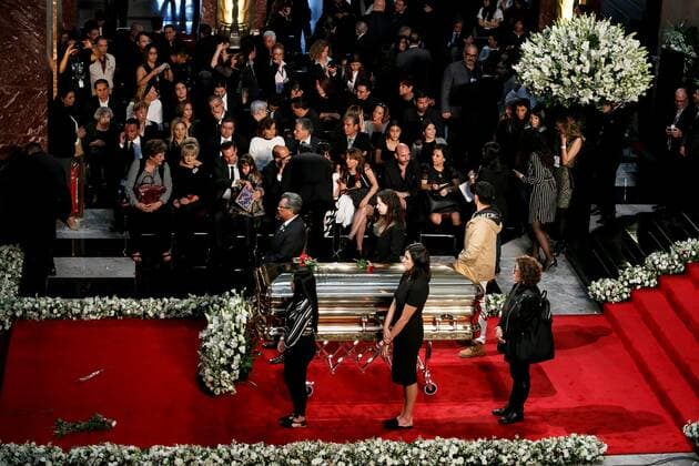 The coffin with part of the ashes of Mexican singer Jose Jose arrives at the grat tribute to him at the Palacio de Bellas Artes, in Mexico City, Mexico, 09 October 2019. The expected tribute of the body present in the famous Palacio de Bellas Artes of Mexico to the late singer Jose Jose began in the middle of a crowd of fans who waited with excitement for the arrival of the artist s remains. Half of the ashes were in Miami, USA, with the singer s widow, Cuban Sara Salazar, and their daughter, Sarita Sosa Salazar. Tribute to Jose Jose at the Palace of Fine Arts in Mexico City !ACHTUNG: NUR REDAKTIONELLE NUTZUNG!  Copyright: xJoséxMéndezx MEX5210 20191009-637062482040044082