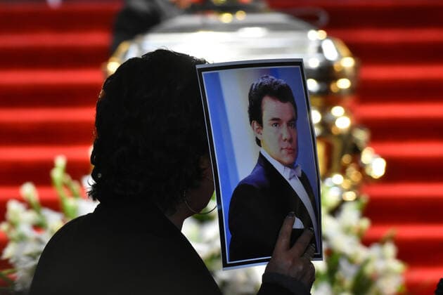 Jose Jose posthumous tribute in Mexico MEXICO CITY, MEXICO - OCTOBER 9: A woman holds a placard of Jose Joseduring a posthumous tribute of Singer Jose Jose at Palacio de Bellas Artes on October 9, 2019 in Mexico City, Mexico  Copyright: xCarlosxTischlerx EYE_9988
