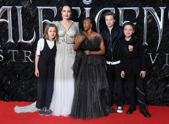 Bilder des Jahres 2019, Entertainment 10 Oktober Entertainment Themen der Woche KW41 Entertainment Bilder des Tages American actress Angelina Jolie and her kids Vivienne Marcheline Jolie-Pitt, Zahara Marley Jolie- Pitt, Shilou Nouvelle Jolie- Pitt and Knox Jolie- Pitt attend the premiere of Maleficient: Mistress Of Evil at Odeon Imax Waterloo in London on October 9, 2019.  LON20191009115 RUNExHELLESTAD