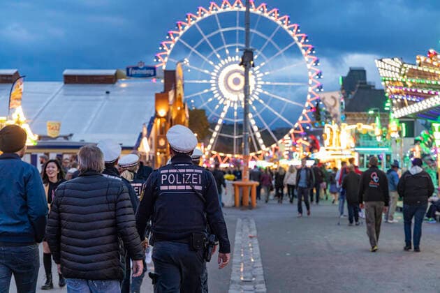 DEU Deutschland, Baden Württemberg, Stuttgart, 09 10 2019 Volksfestzeit in Stuttgart The 174 Cannstatter Volksfest auf dem Wasen is one of the most important traditional festivals in Germany In addition to the large festival tents, carnival businesses shape the image at Wasen Around 320 carnies, festival innkeepers and market traders expect around four million visitors this year as well