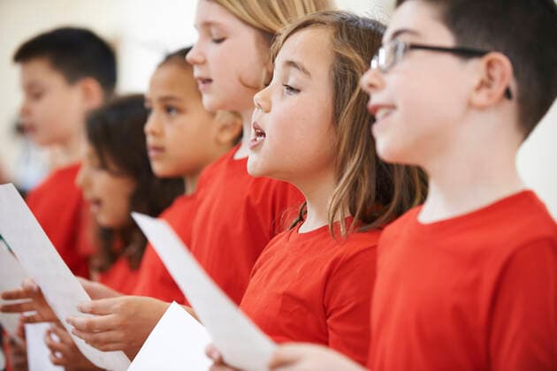 Tag der Musik am 21. Juni Group Of School Children Singing In Choir Together,model released, Symbolfoto ING_39524_03464