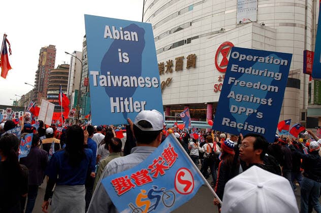 Mar 20, 2004; Taipei, Taiwan, CHINA; KMT supporters free to express their personal thoughts about the current president Chen shui-bian (known commonly as Abian ) during their 313 Rally , marching to promote: Change the President , at elections in a week s time. Taipei CHINA - ZUMAj11_ 20040320_raw_s153_012 Copyright: xChrisxStowers JiwaFotox