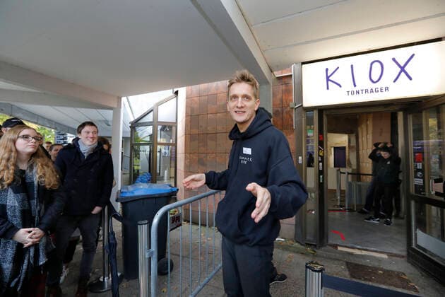 Bilder des Jahres 2019, Entertainment 10 Oktober Entertainment Themen der Woche KW41 Entertainment Bilder des Tages Plattenladen eröffnet 11.10.2019, Chemnitz Heute eröffnet Felix Kummer, der Sänger von Kraftklub , in Chemnitz seinen Plattenladen. Hier verkauft er seine Platte Kiox . Etwa 100 Fans warteten schon auf die Eröffnung des Ladens. Die ersten Fans warteten schon die ganze Nacht. Felix Kummer bittet die Fans in den Laden *** Record store opens 11 10 2019, Chemnitz Today Felix Kummer, the singer of Kraftklub, opens his record store in Chemnitz Here he sells his record Kiox About 100 fans were already waiting for the opening of the store The first fans were already waiting the whole night Felix Kummer invites the fans into the store