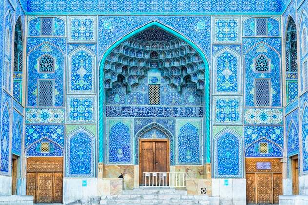  Verziertes Fliesenmuster, Mukarnendekoration an der Eingangstür, Scheich Lotfallah Moschee, Maydam-e Iman Platz, Esfahan, Iran *** Decorated tile pattern, mukarnen decoration at the entrance door, Sheik Lotfallah Mosque, Maydam e Iman Square, Esfahan, Iran Copyright: imageBROKER/GTW ibxgab05044258.jpg