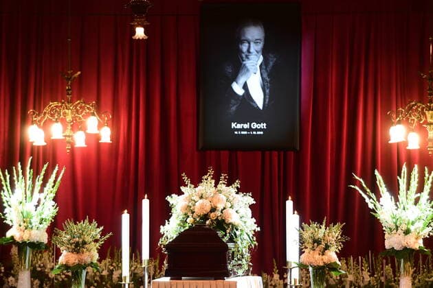 Entertainment Themen der Woche KW41 Entertainment Bilder des Tages The public mourning ceremony in honour of the late Czech pop music star Karel Gott started in the Zofin Palace on an island in the Prague centre at 08:00 today, on Friday, October 11, 2019. Hundreds of Gott s fans have been waiting on the embankment since last night to pay their last respects to their icon. The Zofin Palace is to close at 22:00. However, the opening hours may be prolonged until midnight in the case of a high interest. Besides, people can say their last good-bye to Gott in Prague s Kinsky Garden where another commemorative palace will be opened, after an agreement with Gott s family, from 10:00 to the midnight on Sunday. Gott, who was also popular abroad, mainly in Germany, died at home in his villa in Prague s Bertramka, on October 1, at the age of 80. He suffered from acute leukemia. The government declared Saturday a na  _VND4267