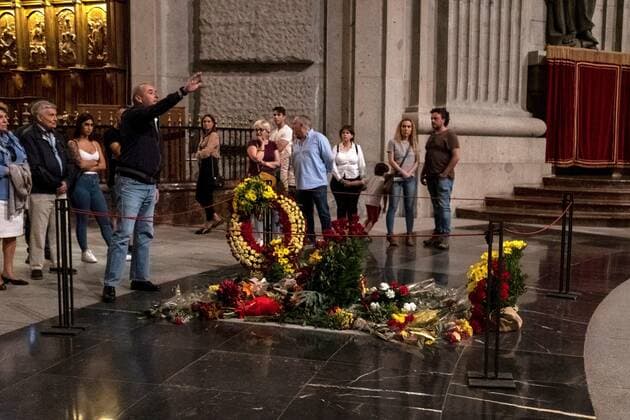 News Themen der Woche KW41 News Bilder des Tages People visit the tomb of Spanish dictator Francisco Franco at El Valle de los Caidos ( Valley of the Fallen ) before his body will be exhumed, in Madrid, Spain, 11 October 2019. Spain Supreme Court rejected the last injunction against the Spain s government plan and approved the exhumation of dictator Francisco Franco s remains. The Spanish Government had passed a Royal Decree on 24 August 2018 to modify the Spanish Historic Memory Law in order to allow the exhumation of Spanish dictator Francisco Franco s body from a memorial at El Escorial. El Valle de los Caidos ( Valley of the Fallen ) is a controversial memorial complex that Franco decided to build back in 1940 to bury soldiers of the Nationalist faction fallen during the Civil War. It was years later, before its opening, when it was decided that soldiers from both sides should be  Copyright: xEFEx GRAF8792 20191011-637064260878414617