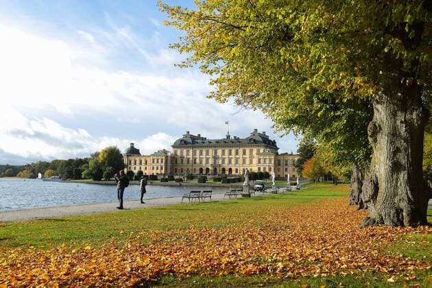 (191012) -- STOCKHOLM, Oct. 12, 2019 -- Tourists visit the Drottningholm Palace in Stockholm County, Sweden, Oct. 11, 2019. ) SWEDEN-STOCKHOLM-AUTUMN ZhengxHuansong 