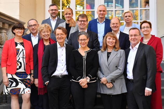 Bilder des Jahres 2019, News 10 Oktober News Themen der Woche KW41 News Bilder des Tages Gruppenfoto;vorne v.li:Nina SCHEER,Karl LAUTERBACH, Petra KOEPPING,Boris PISTORIUS, dahinter;Saskia ESKEN,Norbert Walter BORJANS,Gesine SCHWAN,Ralf STEGNER; Olaf SCHOLZ,Klara GEYWITZ. hi.v.li:Christina KAMPMANN,Michael ROTH, Dierk HIRSCHEL.Hilde MATTHEIS, Regionalkonferenz zur Praesentation der Kandidatinnen und Kandidaten fuer den SPD Parteivorsitz, Loewenbraeukeller Muenchen am 12.10.2019. *** Group photo front v left Nina SCHEER,Karl LAUTERBACH, Petra KOEPPING,Boris PISTORIUS, behind Saskia ESKEN,Norbert Walter BORJANS,Gesine SCHWAN,Ralf STEGNER Olaf SCHOLZ,Klara GEYWITZ hi v left Christina KAMPMANN,Michael ROTH, Dierk HIRSCHEL Hilde MATTHEIS, Regional Conference for the Presentation of the Candidates for the SPD Party Presidency, Loewenbraeukeller Munich on 12 10 2019