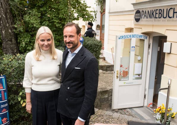 Bilder des Jahres 2019, Entertainment 10 Oktober Entertainment Themen der Woche KW41 Kronprinzessin Mette-Marit und Prinz Haakon von Norwegen besuchen die Buchhandlung Pankebuch in Berlin Pankow , die kleine Buchhandlung ist auf Bücher aus den nordischen und baltischen Ländern spezialisiert . *** Crown Princess Mette Marit and Prince Haakon of Norway visit the Pankebuch bookshop in Berlin Pankow, the small bookshop specialises in books from the Nordic and Baltic countries.