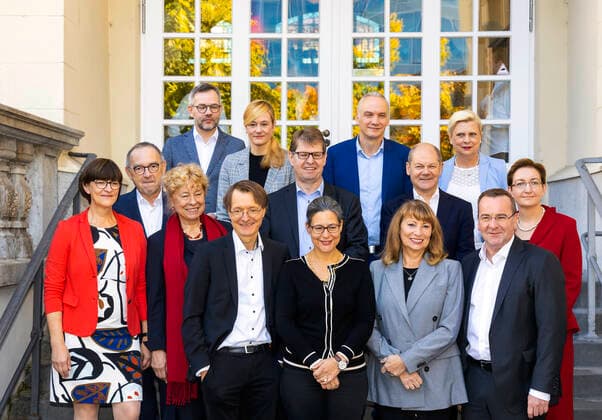 DEU, Deutschland, Bayern, München, 12.10.2019 - Die sechswöchige Castingtour ist beendet. Im Löwenbräukeller in München fand die letzte von 23 Regionalkonferenzen statt. Vor der Veranstaltung waren es noch sieben Kandidaten-Duos, die sich um den SPD-Parteivorsitz beworben haben. Während der Veranstaltung zogen HILDE MATTHEIS (MdB) und DIERK HIRSCHEL (Verdi-Chefökonom) ihre Bewerbung zurück (oben rechts). Im Rennen bleiben: KLARA GEYWITZ (MdL Brandenburg) und OLAF SCHOLZ (MdB, Bundesminister der Finanzen) - SASKIA ESKEN (MdB) und NORBERT WALTER-BORJANS (ehemaliger NRW-Finanzminister) - GESINE SCHWAN, (Vorsitzende der Grundwertekommission) und RALF STEGNER (MdL Schleswig-Holstein, stv. Parteivorsitzender) - PETRA KÖPPING (Sächsische Staatsministerin für Gleichstellung und Integration) und BORIS PISTORIUS (NI, Minister für Innere