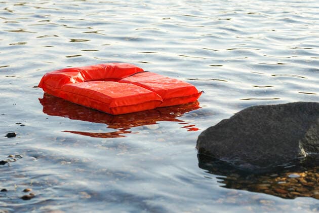 Life Jacket Eine Feststoffrettungsweste SOLAS 74 für Erwachsene liegt in einem See bei Leipzig. Life Jackets diesen Typs werden auch bei der Seenotrettung von Flüchtlingen auf dem Mittelmeer verwendet. Leipzig Sachsen Deutschland *** Life Jacket A SOLAS 74 solid life jacket for adults lies in a lake near Leipzig Life Jackets of this type are also used for sea rescue of refugees on the Mediterranean Sea Leipzig Saxony Germany