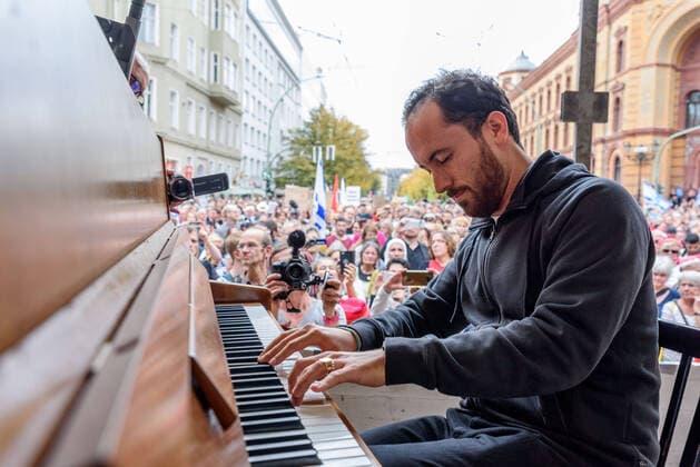 Pianist Igor Levit at the demonstration against anti-Semitism and right-wing terror after the right-wing terrorist attack on a synagogue in Halle The Büdniss was called indivisible and the Jewish Forum for Democracy and Against Anti-Semitism snapshot photography F Boillot