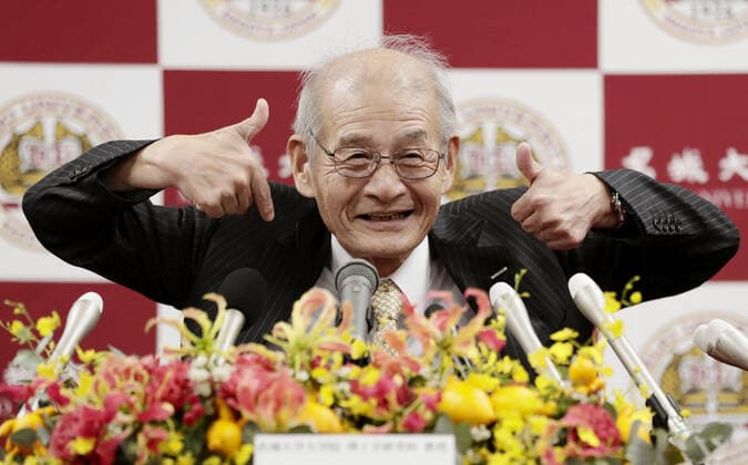 Bilder des Jahres 2019, News 10 Oktober News Themen der KW42 News Bilder des Tages Nobel chemistry prize winner Yoshino Akira Yoshino, co-winner of the 2019 Nobel Prize in chemistry, meets the press after giving a lecture in his class at Meijo University in Nagoya, central Japan, on Oct. 14, 2019. Yoshino won the Nobel Prize together with two other researchers for their contributions to the development of lithium-ion batteries. 