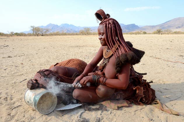 IMAGO Cultures of the world, Himba Volk in Namibia Himba women braiding each other s hair. Marienfluss Valley. Kaokoland, Namibia October 2015  1531117 EricxBaccega