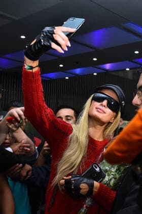 Paris Hilton arrives at Mexico City Airport MEXICO CITY, MEXICO - OCTOBER 15: Socialite Paris Hilton arrives at Mexico City airport from Los Angeles to launch her new perfume ˜Electrify™ on October 15, 2019 in Mexico City, Mexico  Copyright: xCarlosxTischlerx EYE_5107