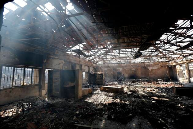 Bilder des Jahres 2019, News 10 Oktober News Themen der KW42 News Bilder des Tages (191016) -- BEIRUT, Oct. 16, 2019 (Xinhua) -- A rescue center for disabled persons is damaged after a fire in Damour District, south of Beirut, Lebanon, Oct. 16, 2019. Hectares of the mountains and a number of houses were destroyed by the wildfires in the Mount Lebanon areas. (Photo by Bilal Jawich Xinhua) LEBANON-FIRE-DAMAGE 