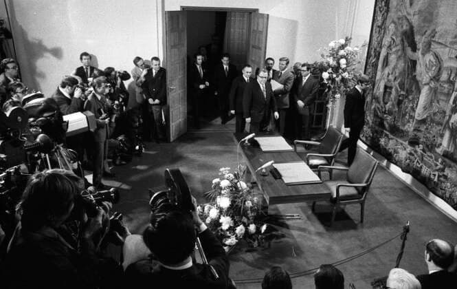 Unterzeichnung Grundlagenvertrag BRD-DDR 1972 DEU, Deutschland, Bonn: Im Palais Schaumburg im Gobelinsaal wurde am 8.11.1972 der Grundlagenvertrag zwischen der BRD und DDR von den Unterhaendlern Michael Kohl ( DDR) und Egon Bahr ( BRD) unterzeichnet. DEU, Germany, Bonn: On 8.11.1972 the basic agreement between the FRG and the GDR was signed in the Palais Schaumburg in the Gobelinsaal by the negotiators Michael Kohl ( GDR) and Egon Bahr ( FRG). NRW