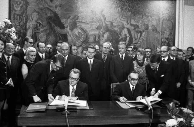 Unterzeichnung Grundlagenvertrag BRD-DDR 1972 DEU, Deutschland, Bonn: Im Palais Schaumburg im Gobelinsaal wurde am 8.11.1972 der Grundlagenvertrag zwischen der BRD und DDR von den Unterhaendlern Michael Kohl ( DDR) und Egon Bahr ( BRD) unterzeichnet. Michael Kohl , Egon BAhr von l. DEU, Germany, Bonn: On 8.11.1972 the basic agreement between the FRG and the GDR was signed in the Palais Schaumburg in the Gobelinsaal by the negotiators Michael Kohl ( GDR) and Egon Bahr ( FRG). NRW