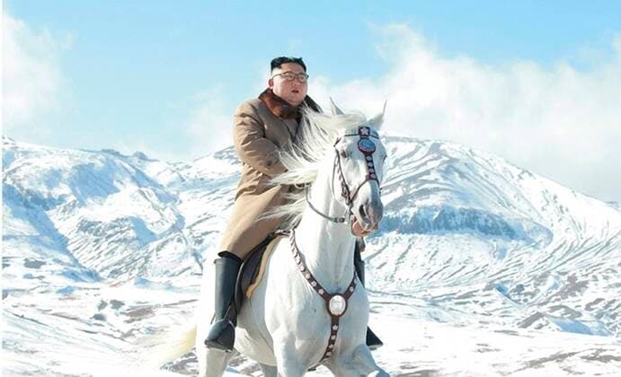 Bilder des Jahres 2019, News 10 Oktober News Themen der KW42 News Bilder des Tages Nordkorea, Kim Jong Un reitet auf heiligen Berg Paektu October 16, 2019, Mount Paektu, North Korea: KIM JONG UN rides a horse on Mount Paektu in a photo released from the on October 16, 2019. Mount Paektu North Korea - ZUMAz03_ 20191016_int_z03_006 Copyright: xKoreanxCentralxNewsxAgencyx