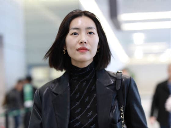 October 17, 2019, Shanghai, China: Chinese supermodel Liu Wen arrives at Shanghai Hongqiao Airport before departure in Shanghai, China, 17 October 2019. Shanghai China  - ZUMAc43_ 20191017_zaf_c43_012 Copyright: xStringerx