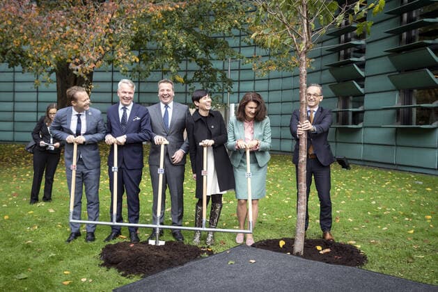Bilder des Jahres 2019, News 10 Oktober News Themen der KW42 News Bilder des Tages Bundesaussenminister Heiko Maas, SPD, trifft die Aussenministerinnen und Aussenminister der Nordischen Laender anlaesslich des 20. Jahrestages der Einweihung der Botschaften in Berlin-Tiergarten. Mit Jeppe Kofod (Daenemark), Pekka Haavisto (Finnland), Gudlaugur Thor Thordarson (Island), Ine Marie Eriksen Soereide (Norwegen) und Ann Linde (Schweden). 17.10.2019 Berlin Deutschland *** Federal Foreign Minister Heiko Maas, SPD, meets the Foreign Ministers of the Nordic countries on the occasion of the 20th anniversary of the inauguration of the embassies in Berlin Tiergarten With Jeppe Kofod Denmark , Pekka Haavisto Finland , Gudlaugur Thor Thordarson Iceland , Ine Marie Eriksen Soereide Norway and Ann Linde Sweden 17 10 2019 Berlin Germany Copyright: xThomasxKoehler photothek.netx