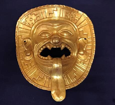 Bilder des Jahres 2019, News 10 Oktober News Themen der KW42 View of a gold Colombian pre-Hispanic mask from Tumaco region, who was seized by Spanish National Police at Madrid-Barajas International Airport, displayed during a press conference in Madrid, Spain, 17 October 2019. The security forces disbanded a group that dealt with looted great artistic and historical Colombian artworks. A looting network of Colombian pre-Hispanic items disbanded in Madrid !ACHTUNG: NUR REDAKTIONELLE NUTZUNG!  Copyright: xJosexAntonioxGallegox GRAF1651 20191017-637069204210285933
