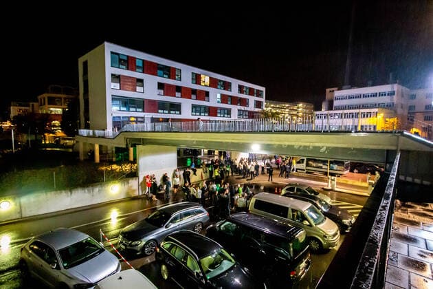 Bomb threat during Deutschrap concert MERO has to stop concert in the Ludwigsburg MHP Arena Rap Star leaves the location in a hurry In connection with a concert in the MHP A Copyright: 7aktuellx xMaxxKurrer