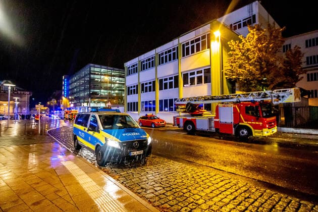 Bomb threat during Deutschrap concert MERO has to stop concert in the Ludwigsburg MHP Arena Rap Star leaves the location in a hurry In connection with a concert in the MHP A Copyright: 7aktuellx xMaxxKurrer