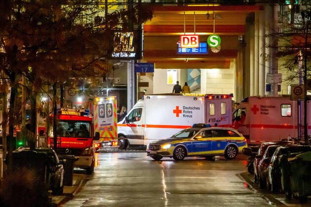 Bomb threat during Deutschrap concert MERO has to stop concert in the Ludwigsburg MHP Arena Rap Star leaves the location in a hurry In connection with a concert in the MHP A Copyright: 7aktuellx xMaxxKurrer