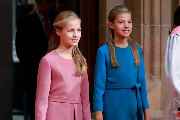 Spain s Crown Princess Leonor (L) and her sister Princesss Sofia (R) arrive to a reception in the framework of Princess of Asturias awarding ceremony in Oviedo, northern Spain, 18 October 2019. Princess of Asturias Awards will be handed in a ceremony held at Campoamor Theater later today. Events in the framework of Princess of Asturias awarding ceremony !ACHTUNG: NUR REDAKTIONELLE NUTZUNG!  Copyright: xBallesterosx GRAF2299 20191018-637069966728248491