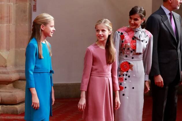 Spain s Queen Letizia (2-R) and her daughters Crown Princess Leonor (C) and Princesss Sofia (L) arrive to a reception in the framework of Princess of Asturias awarding ceremony in Oviedo, northern Spain, 18 October 2019. Princess of Asturias Awards will be handed in a ceremony held at Campoamor Theater later today. Events in the framework of Princess of Asturias awarding ceremony !ACHTUNG: NUR REDAKTIONELLE NUTZUNG!  Copyright: xBallesterosx GRAF2307 20191018-637069967358393528