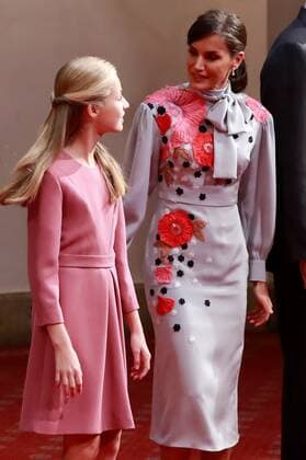 Spain s Queen Letizia (R) chats with and her daughter Crown Princess Leonor (L) upon their arrival to a reception in the framework of Princess of Asturias awarding ceremony in Oviedo, northern Spain, 18 October 2019. Princess of Asturias Awards will be handed in a ceremony held at Campoamor Theater later today. Events in the framework of Princess of Asturias awarding ceremony !ACHTUNG: NUR REDAKTIONELLE NUTZUNG!  Copyright: xBallesterosx GRAF2308 20191018-637069968015844785