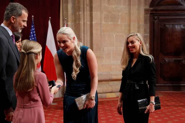 Spain s Crown Princess Leonor (2-L) gives an emblem to US skier Lindsey Vonn (2-R), winner of 2019 Princess of Asturias Award for Sports, during an audience in the framework of Princess of Asturias awarding ceremony in Oviedo, northern Spain, 18 October 2019. Princess of Asturias Awards will be handed in a ceremony held at Campoamor Theater later today. Events in the framework of Princess of Asturias awarding ceremony !ACHTUNG: NUR REDAKTIONELLE NUTZUNG!  Copyright: xBallesterosx GRAF2394 20191018-637070004088502852