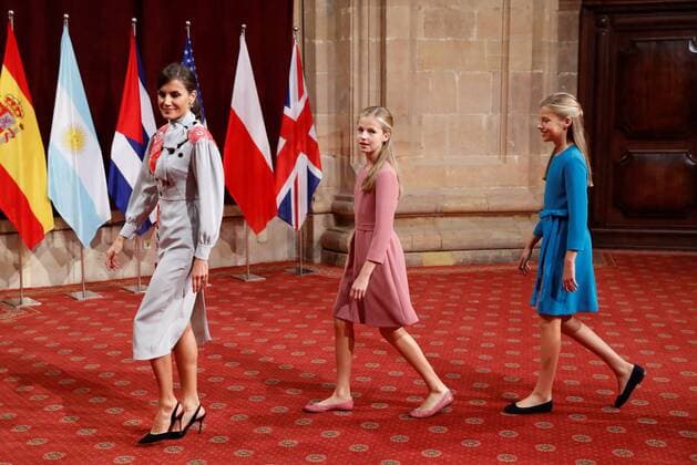 Spain s Queen Letizia (L) and her daughters Crown Princess Leonor (C) and Princesss Sofia (R) arrive to a reception in the framework of Princess of Asturias awarding ceremony in Oviedo, northern Spain, 18 October 2019. Princess of Asturias Awards will be handed in a ceremony held at Campoamor Theater later today. Events in the framework of Princess of Asturias awarding ceremony !ACHTUNG: NUR REDAKTIONELLE NUTZUNG!  Copyright: xBallesterosx GRAF2386 20191018-637070030979362174
