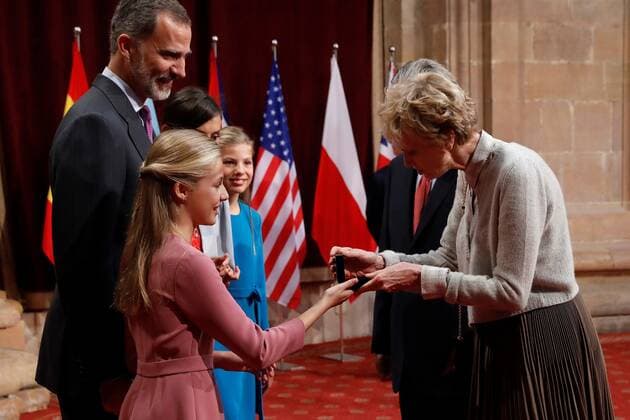 Spain s Crown Princess Leonor (2-L) gives an emblem to US novelist Siri Hustvedt (R), winner of 2019 Princess of Asturias Award for Literature, during an audience in the framework of Princess of Asturias awarding ceremony in Oviedo, northern Spain, 18 October 2019. Princess of Asturias Awards will be handed in a ceremony held at Campoamor Theater later today. Events in the framework of Princess of Asturias awarding ceremony !ACHTUNG: NUR REDAKTIONELLE NUTZUNG!  Copyright: xBallesterosx GRAF2401 20191018-637070030993268394