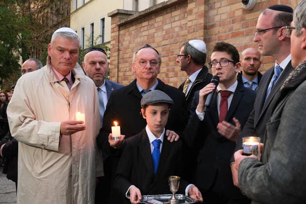 Attack on the Jewish synagogue in Halle Saale Two people were shot dead in an attack by an extreme right-wing perpetrator on the synagogue in Halle, one in front of the synagogue and one in front of a kebab restaurant On Friday evening many residents come to commemorate and celebrate the beginning of the Sabbath with the Jewish community Among them Interior
