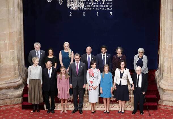 Spain s King Felipe VI (4-L), Queen Letizia (4-R) and their daughters Crown Princess Leonor (3-L) and Princesss Sofia (3-R) pose for a group photo with the 2019 Princess of Asturias Awards winnersin the framework of Princess of Asturias awarding ceremony in Oviedo, northern Spain, 18 October 2019. Princess of Asturias Awards will be handed in a ceremony held at Campoamor Theater later today. (From left, front) US novelist Siri Hustvedt; President of Prado Museum s Foundation, Javier Solana; Princess Leonor; King Felipe VI; Queen Letizia; Princess Sofia; Gdansk s Mayoress, Gdansk s Mayoress Aleksandra Dulkiewicz and theater director Peter Brook. (From left, 2nd row) Prado Museum s Director Miguel Falomir; non-identified woman; US skier Lindsey Vonn; Cuban-born USsociologist Alejandro Portes; US engineer Salman Khan; Argentinian biologist S  Copyright: xJ.xL.xCereijidox GRAF2538 20191018-637070080425164613