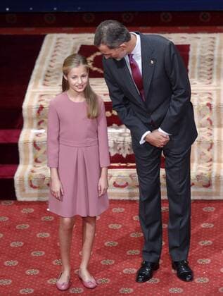 Spain s Crown Princess Leonor (L), chats with her father, King Felipe VI (R), during an audience in the framework of Princess of Asturias awarding ceremony in Oviedo, northern Spain, 18 October 2019. Princess of Asturias Awards will be handed in a ceremony held at Campoamor Theater later today. Events in the framework of Princess of Asturias awarding ceremony !ACHTUNG: NUR REDAKTIONELLE NUTZUNG!  Copyright: xJ.xL.xCereijidox GRAF2559 20191018-637070087682819969