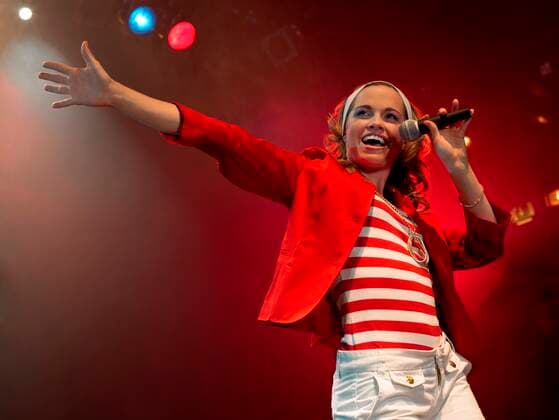 Tag der Musik am 21. Juni Young Woman Singing in Concert,model released, Symbolfoto,property released 03B66227