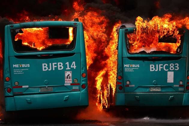 Bilder des Jahres 2019, News 10 Oktober News Themen der KW42 News Bilder des Tages Santiago, 19de octubre de 2019 Queman cuatro micros en Vicuna Mackenna con Diagonal Paraguay en la comuna de Santiago por manifestaciones por el alza del valor del Metro. Javier Salvo Aton Chile, Santiago Chile Aton_359645 *** Santiago, October 19, 2019 Four buses burn in Vicuna Mackenna with Diagonal Paraguay in the commune of Santiago for demonstrations for the increase of the value of the Metro Javier Salvo Aton Chile, Santiago Chile Aton 359645  Copyright: JAVIERxSALVO xATONCHILE