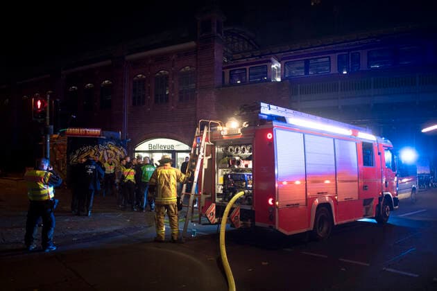 News Bilder des Tages Sonderzug in Berlin in Brand DEU, Deutschland, Berlin,19.10.2019 Feuerwehr loechst am S-Bahnhof Bellevue eine brennenden Sonderzug mit Fans des SC Freiburg. Großeinsatz. Die Feuerwehr versucht das Feuer in einem Grosseinsatz zu loeschen. Im S-Bahnhof Bellevue ist am Sonnabendabend ein Zug in Brand geraten. Die Feuerwehr rueckte mit Großaufgebot an. Laut Feuerwehr wurden mehrere Menschen verletzt. Nach Informationen der Berliner Morgenpost handelt es sich um einen Sonderzug für Fussballfans. Der Zug befand sich nach der Partie FC Union gegen Freiburg auf der Rueckfahrt. Fire fighters try to extinguish a fire at S-Bahnhof Bellevue in Berlin, Germany