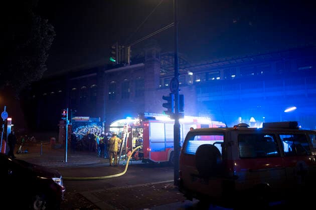 Sonderzug in Berlin in Brand DEU, Deutschland, Berlin,19.10.2019 Feuerwehr loechst am S-Bahnhof Bellevue eine brennenden Sonderzug mit Fans des SC Freiburg. Großeinsatz. Die Feuerwehr versucht das Feuer in einem Grosseinsatz zu loeschen. Im S-Bahnhof Bellevue ist am Sonnabendabend ein Zug in Brand geraten. Die Feuerwehr rueckte mit Großaufgebot an. Laut Feuerwehr wurden mehrere Menschen verletzt. Nach Informationen der Berliner Morgenpost handelt es sich um einen Sonderzug für Fussballfans. Der Zug befand sich nach der Partie FC Union gegen Freiburg auf der Rueckfahrt. Fire fighters try to extinguish a fire at S-Bahnhof Bellevue in Berlin, Germany